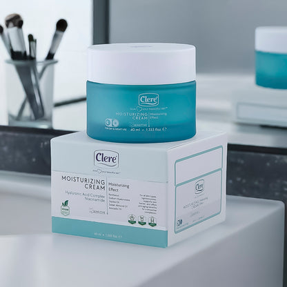 Clere Feuchtigkeitscreme für empfindliche Haut, Mit Hyaluronsäure, Niacinamid & Jojobaöl, 40 ml, vegan, Anti-Aging, für alle Hauttypen
